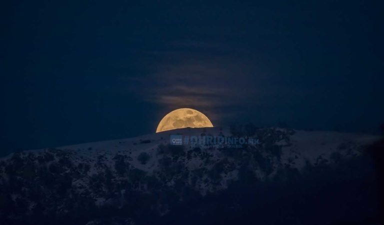 Фото: Супер Месечината изгреа над Охрид