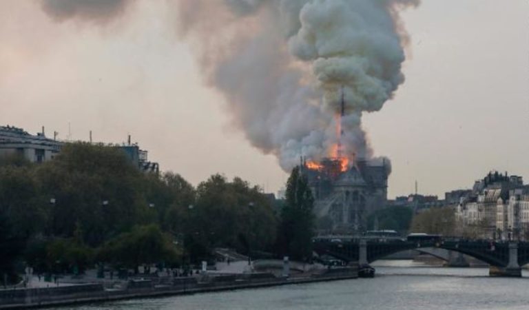 Фото/Видео: Пожар во катедралата Нотр Дам во Париз